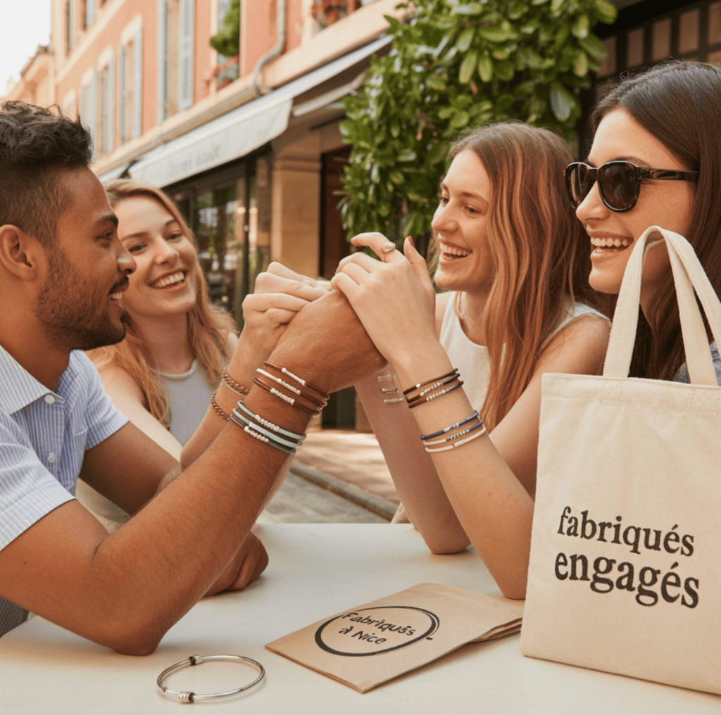 Bracelets personnalisés avec coordonnées GPS portés au poignet, fabriqués à la main à Nice avec des matériaux durables.